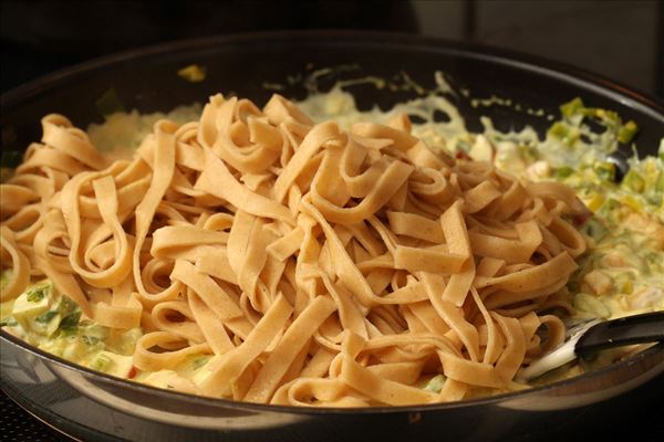 Frisk pasta med laks og æble