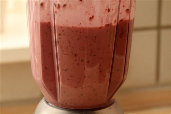 Morgensmoothie med hindbær og kokosmælk