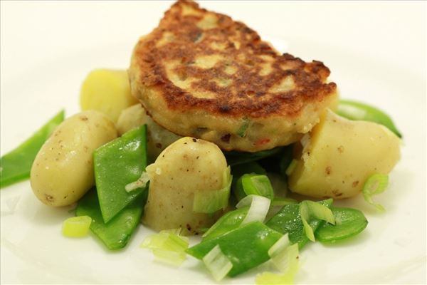 Thailandske fiskefrikadeller med kartoffelsalat