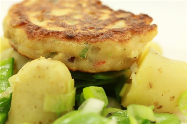 Thailandske fiskefrikadeller med kartoffelsalat