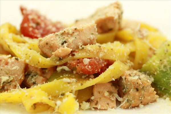 Laks og grønsager i fad med pesto og pasta
