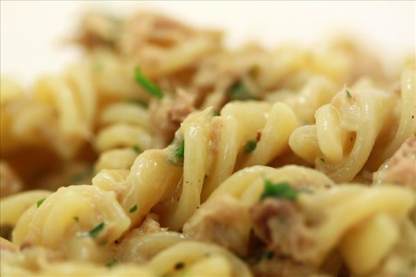 Tun i pasta med persille og hvidløg