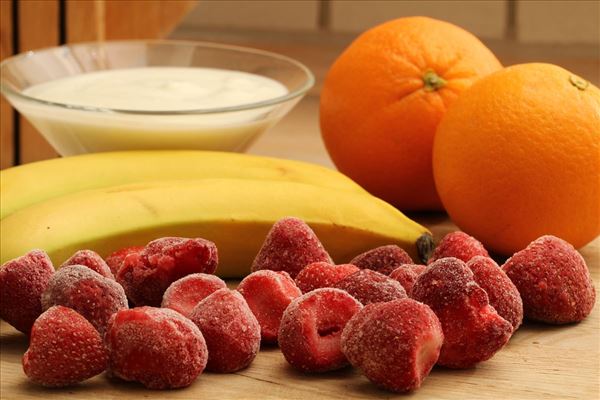 Frugtsmoothie med jordbær, banan og appelsin