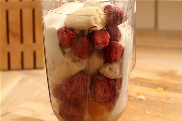 Frugtsmoothie med jordbær, banan og appelsin