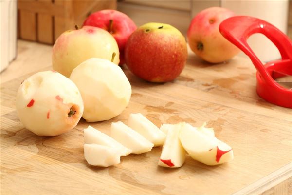 Æblekage med makroner og nødder