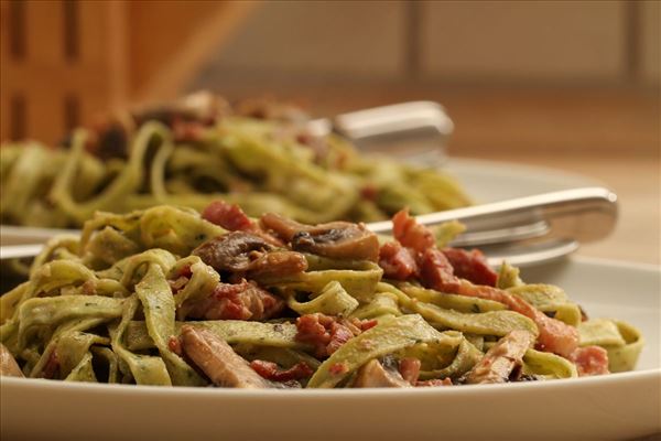 Frisk pasta med champignonsauce og bacon