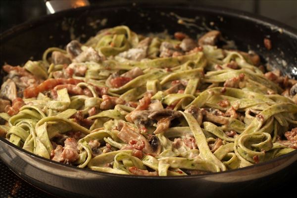 Frisk pasta med champignonsauce og bacon