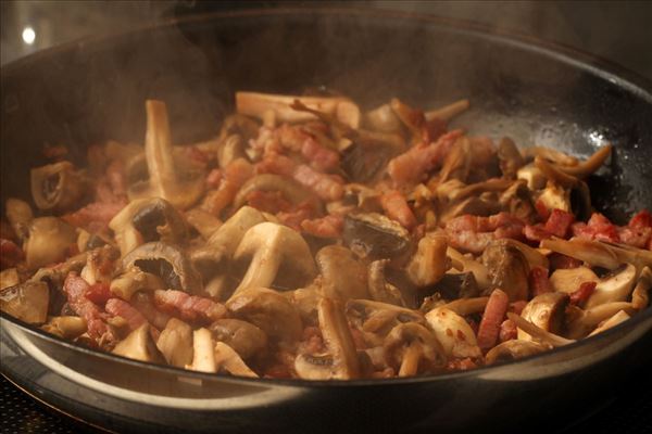 Frisk pasta med champignonsauce og bacon