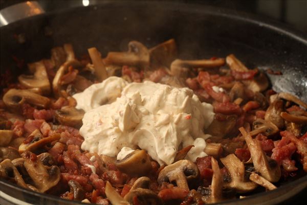 Frisk pasta med champignonsauce og bacon