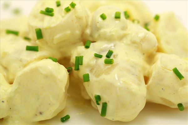 Kold kartoffelsalat med karry og sennep