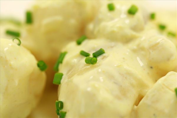 Kold kartoffelsalat med karry og sennep