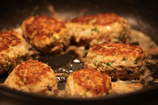 Tunfrikadeller med dild og persille