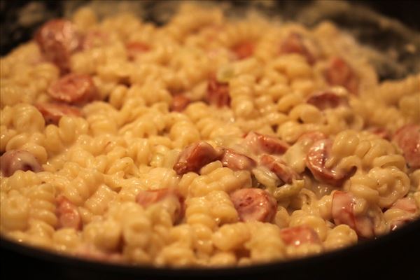 Hurtig pølseret med pastaskruer