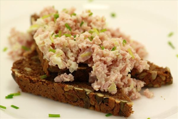 Hjemmelavet skinkesalat på rugbrød