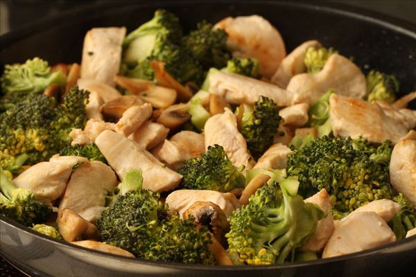 Kyllingefad med broccoli og ris