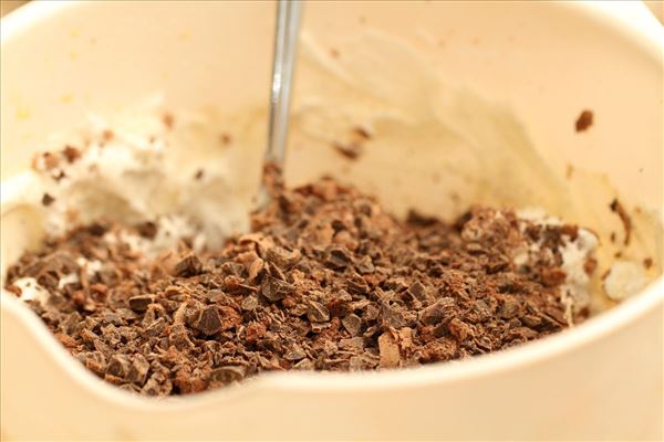 Islagkage med chokolade og nougat