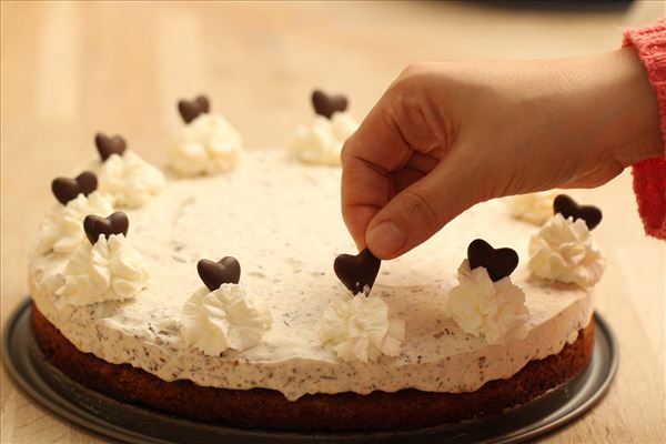 Islagkage med chokolade og nougat