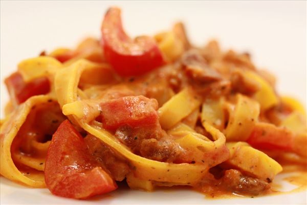 Frisk pasta med bacon og tomatsauce