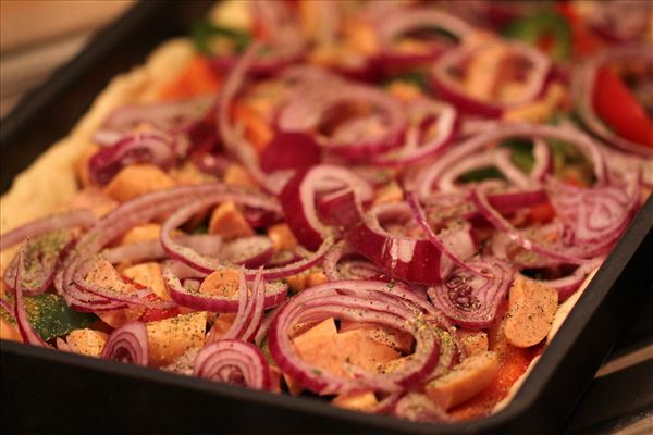 Deep-pan pizza med peberfrugt og pølser