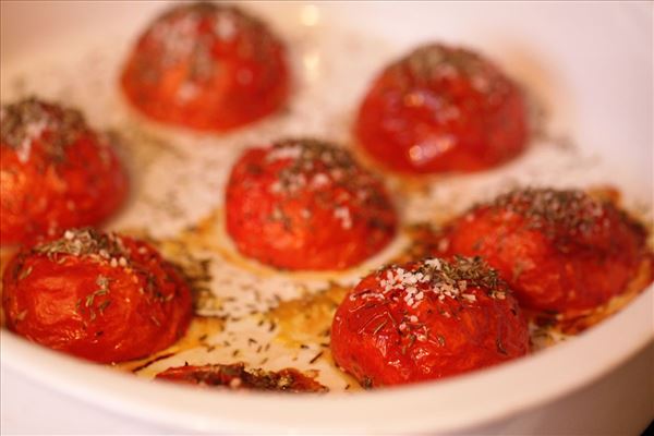 Langtidsbagte tomater med basilikum