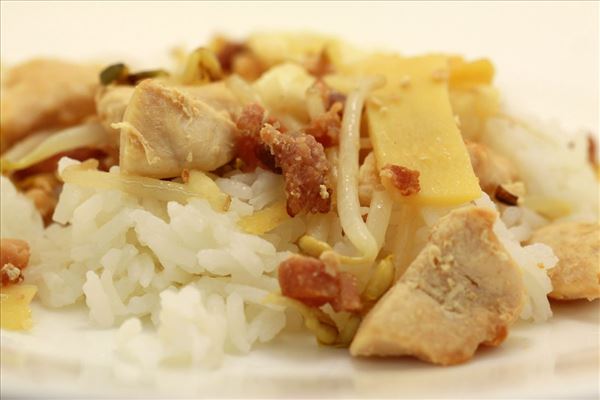 Sund kylling med ris og bambusskud