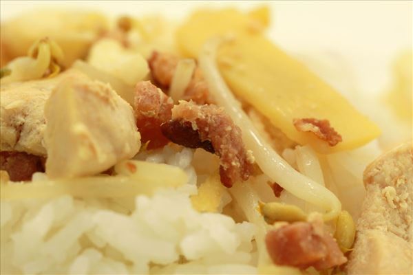 Sund kylling med ris og bambusskud