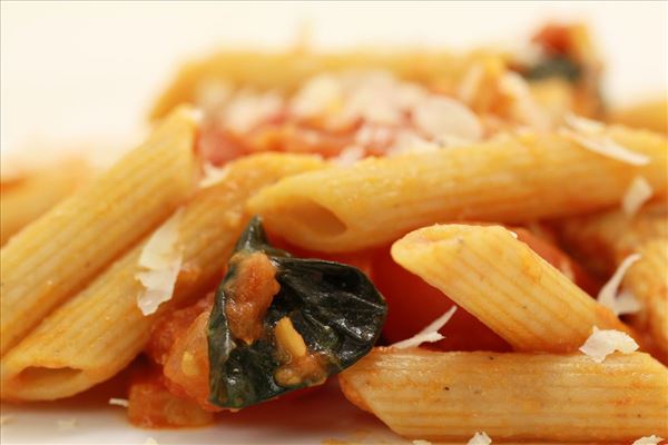 Pasta med kalkun, tomat og parmesan