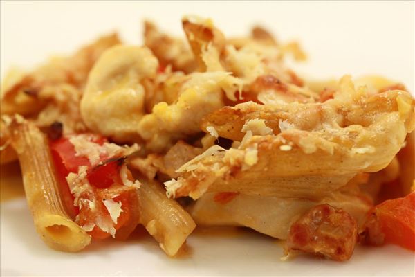 Kylling og pasta i fad med bacon og parmesan