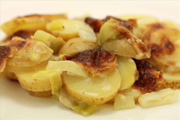 Flødekartofler med ostesauce og porre