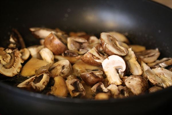 Ærtesuppe med løg, frisk mynte og stegte svampe