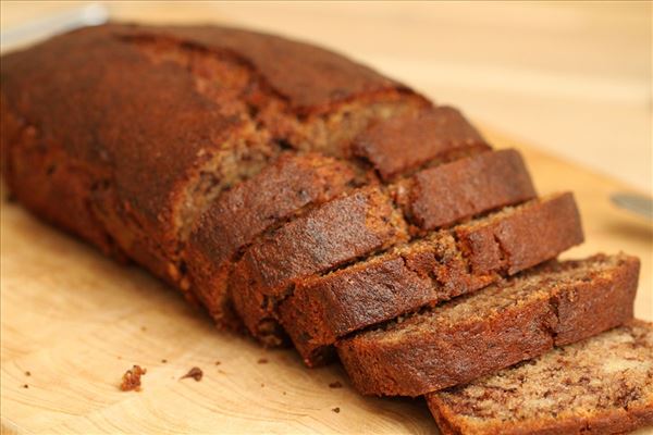 Banankage med chokolade og kanel