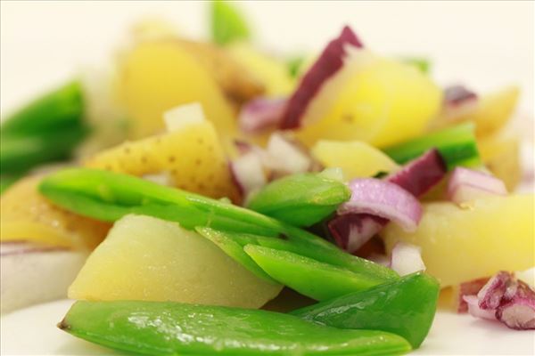 Kartoffelsalat med rødløg og ærter