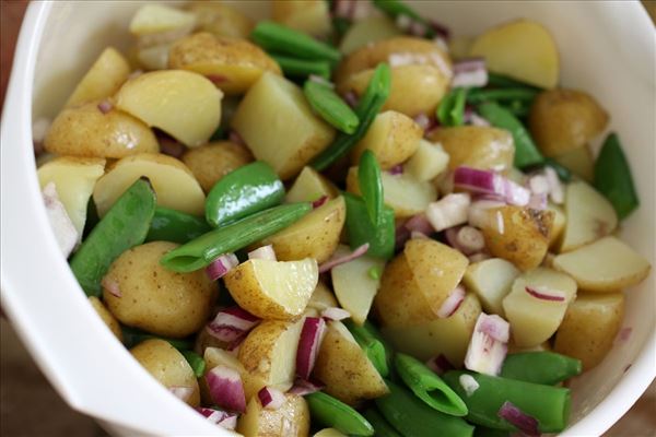 Kartoffelsalat med rødløg og ærter