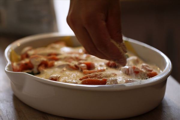 Lakselasagne med salat og flutes