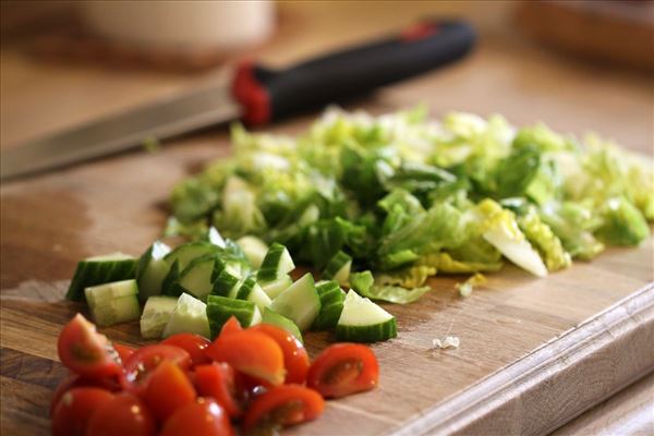 Lakselasagne med salat og flutes