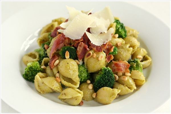 Pastasalat med pesto, broccoli og bacon