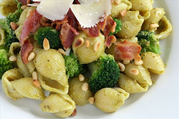Pastasalat med pesto, broccoli og bacon