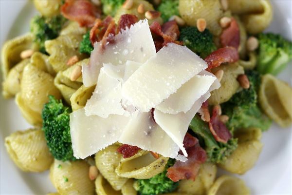 Pastasalat med pesto, broccoli og bacon