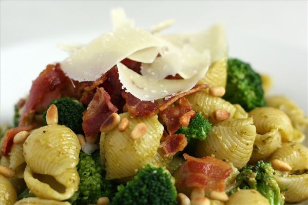 Pastasalat med pesto, broccoli og bacon