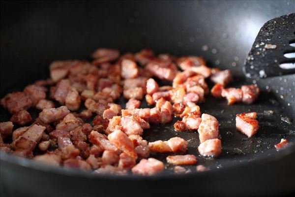 Hurtig pastaret med bacon og flødesauce