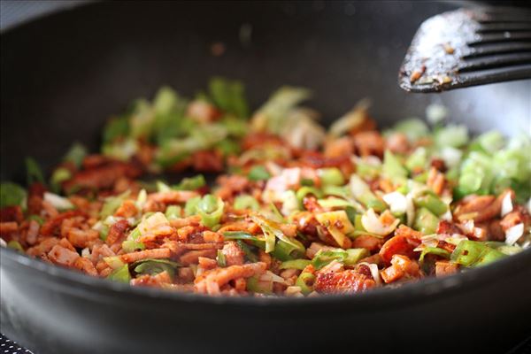 Hurtig pastaret med bacon og flødesauce