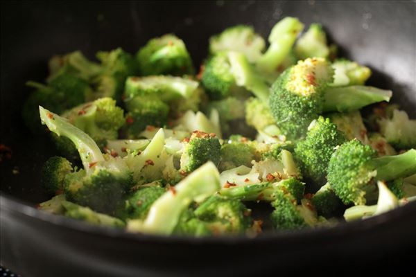 Hvidløgssvitset broccoli 