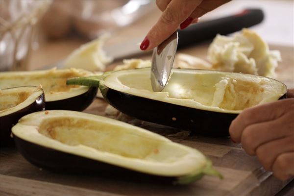 Fyldt aubergine med skinke og ost