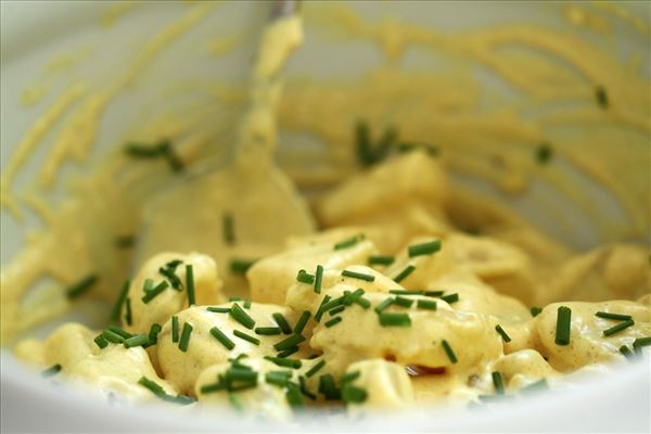 Pølser med karrykartoffelsalat