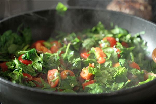 Varm spinatsalat med tomat og fetaost