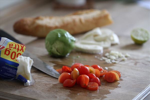 Frisk avocado, tomat, mozzarella sandwich