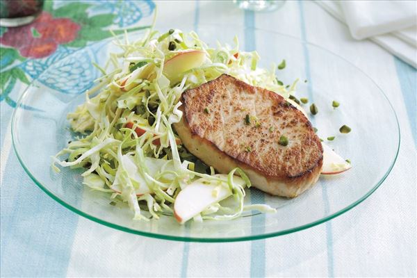 Medaljoner med salat af æble og spidskål