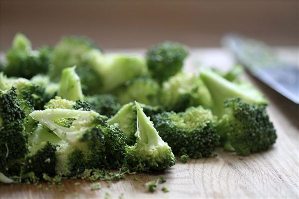 Nem broccolisalat med bacon og solsikkekerner