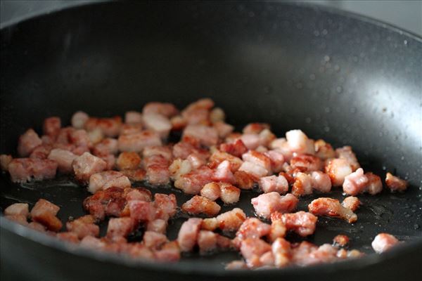 Nem broccolisalat med bacon og solsikkekerner