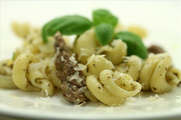 Oksekødsstrimler i pesto med pasta